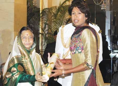 ANNUAL REP0RT 2011-12 AWARDS AND DISTINCTIONS JHULAN GOSWAMI RECEIVES THE PADMA SHRI Jhulan Goswami became only the second