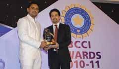 Sharad Dravid receive the Polly Umrigar Award on