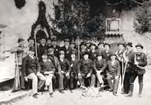 Vodniki pred Šmercovo gostilno v Mojstrani, ob koncu prvega vodniškega tečaja na slovenskih tleh pod okriljem DÖAV leta 1894. (Vir: Fototeka SPM.