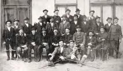 ) SPD je 1906 leta v Ljubljani priredilo prvi tečaj za gorske vodnike v lastni organizaciji, ki se ga je udeležilo 20 kandidatov iz Mojstrane, Bohinja in Trente. (Vir: Fototeka SPM.