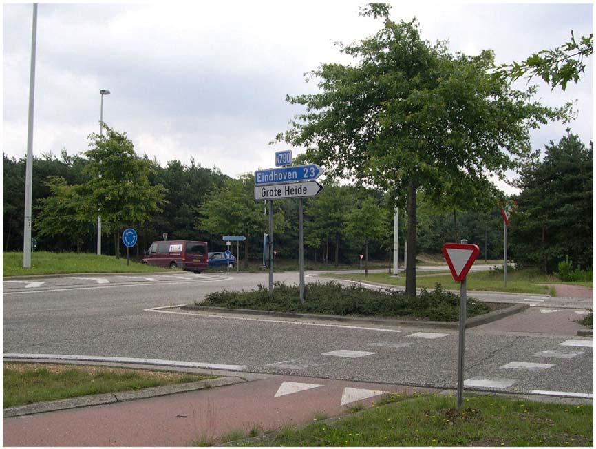 S. Daniels et al. / Journal of Safety Research 40 (2009) 141 148 145 Picture 2. Roundabout with cycle path (no priority to bicyclists). (Table 15).