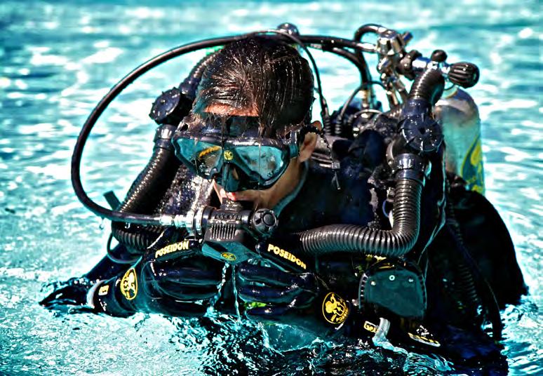 Poseidon MKVI User Manual Chapter 3 Page 59 Breathing underwater Counterlung placement When properly adjusted, the Poseidon MKVI should rest easily on the diver s back.
