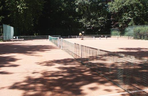 The unversty sports centre has: 6 ndoor tenns courts, 3 outdoor hard courts, 4 gravel courts 2 grass courts.
