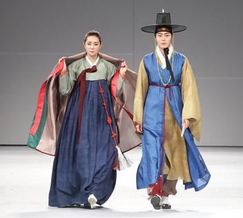 Part : History and culture of the host country, South Korea Hanbok Let s set the record straight: hanbok is not the same thing as a kimono!