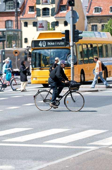 Traffic Policy More: Bikes+pedestrians Metro Bus priority