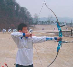 Recurve Bow Shooting Form 5 Breathing at the time of the setup With respect to breathing, an archer may as well maintain natural state. However, at this time, respiratory tract should remain opened.