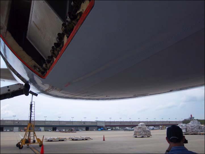 Figure 4 747-400 After Body Around Cargo Door Downwash In order to determine the potential for downwash over the fuselage, CASSC software was employed on the 747-400 model.