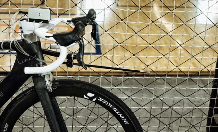 AerodyNAMIC performance Of course, the indoor velodrome is an idealized environment 350 compared to the outdoor race conditions for which Madone was designed.