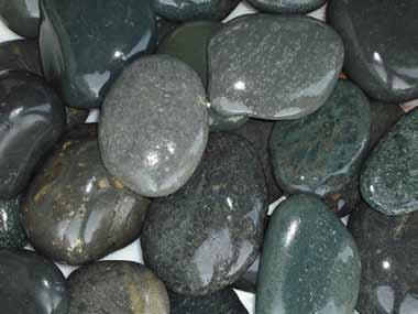 BAGGED ROCK Black San Quentin Dry wet Black San Quentin is a beach pebble that has been worn smooth by the pounding sea.