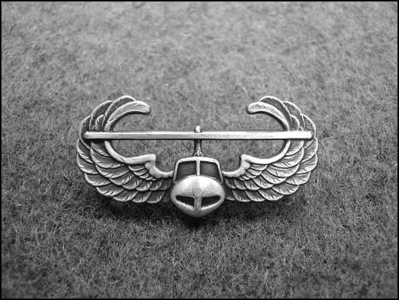 The current and official version on the Air Assault badge was designed by Major Jack R. Rickman while serving in Vietnam in 1971. He combined the WWII Glider badge with the Parachutist Badge.