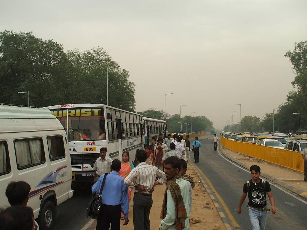 Delhi BRT is getting 13 buses/direction through the junction on one cycle only because passengers are