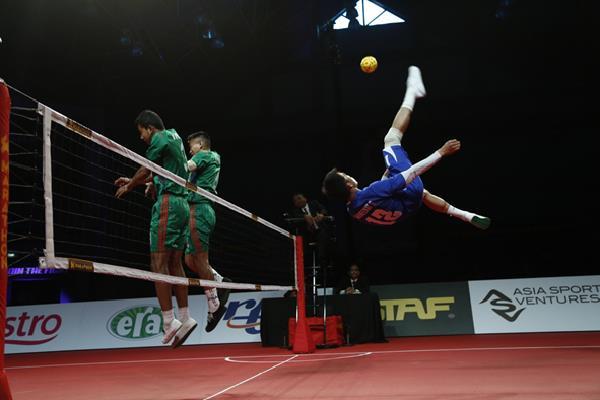 Sepak Takraw If both teams are at 20-20 at the end of the game, the game is extended up to 25 points and the first team to be ahead by 2 points wins the set.