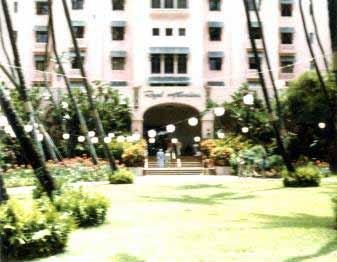 1983: Courtyard Royal