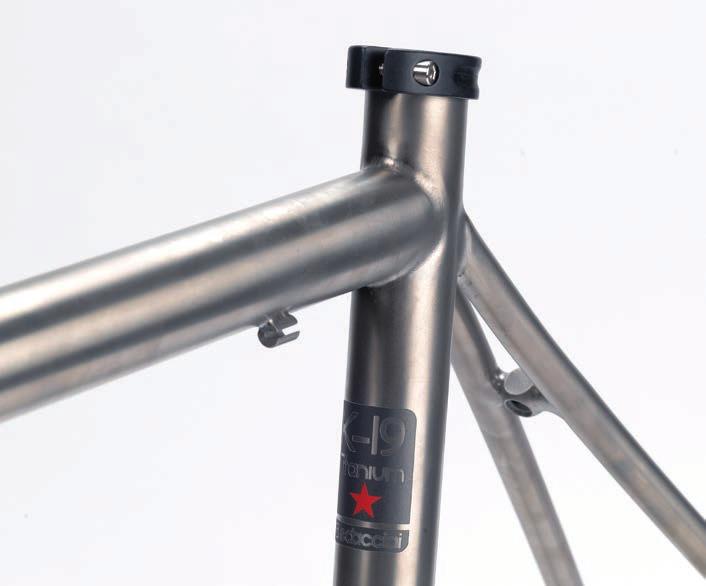 The exclusive titanium with a charm of pavé pedaled alone, mountains,