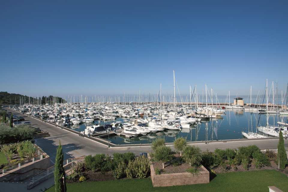 The inlandarea behind the Marina forms the perfect backdrop, with a view of