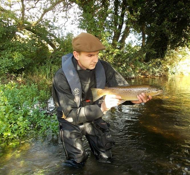 Density (No/1m ) Biomass (g/1m ) 1 1 1 1 1 1 1 1 Grayling Brown trout Grayling Brown trout Tewin Archers* Tewin Flyfishers middle* Tewin Flyfishers Tewin Archers* Tewin Flyfishers middle* Tewin