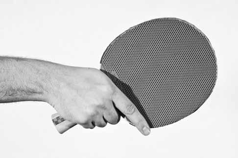 Table Tennis: Steps to Success When holding the racket, always use a relaxed grip. The only pressure points are the forefinger and thumb; the rest of the fingers loosely rest on the handle.