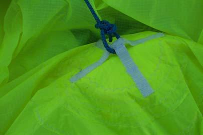 Run the downhaul line up the sail and tie it off on the upper patch (onto the cross of webbing) (see picture 4.34).