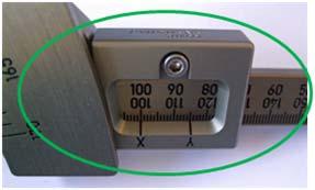 19 With the left hand, carefully push the counter scale axis inwards until the counter scale window is stopped and rests against the side surface of the axis support. Firmly hold it in position.