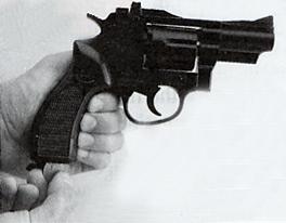 INSERTION OF CO 2 CYLINDER WARNING: Make sure your revolver is unloaded before removing