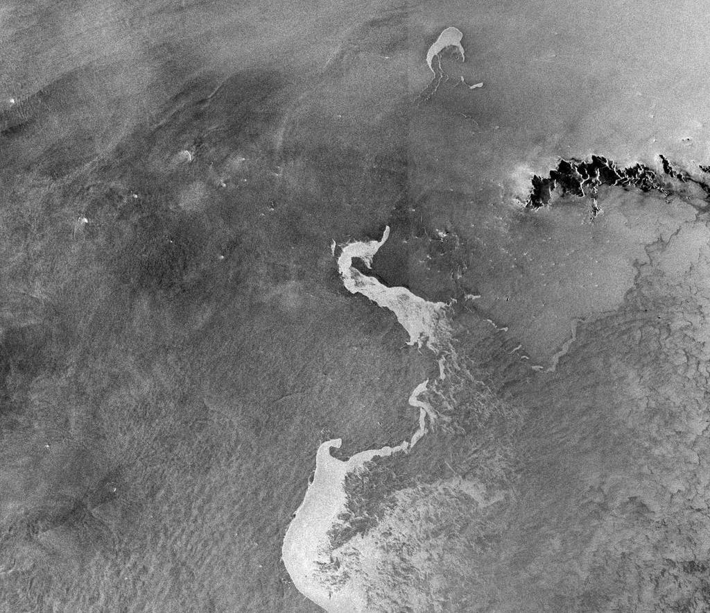Copyright Copernicus data (2015)/ESA/e-GEOS Image Sentinel 1A (ESA). About 200-250 kilometers south of the iceberg of the previous image, other icebergs taken from C-band radar of Sentinel 1A.