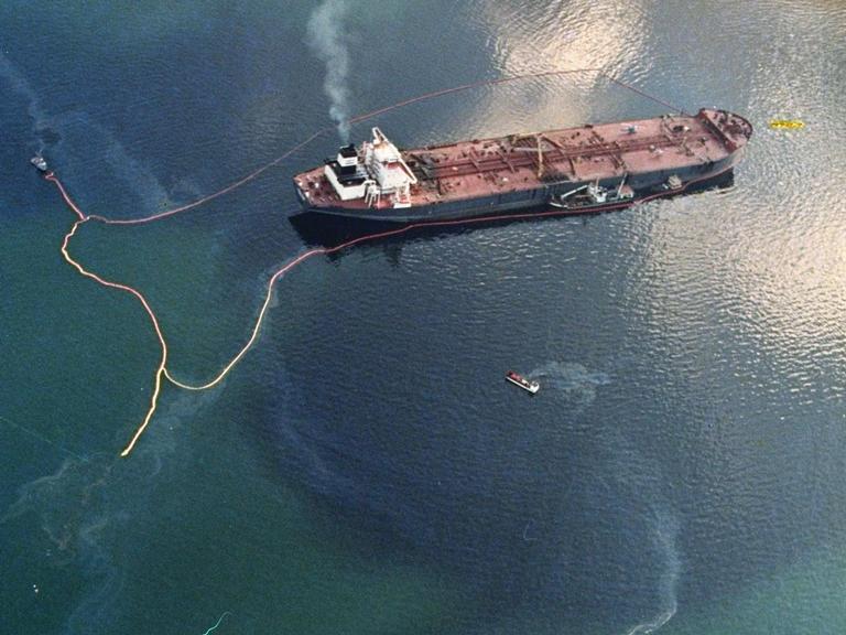 Exxon Valdez oil spill, 37 000 tonnes Nr.35 on the list of tanker oil spills Largest oil spill in US waters until Deep Horizon Ca.