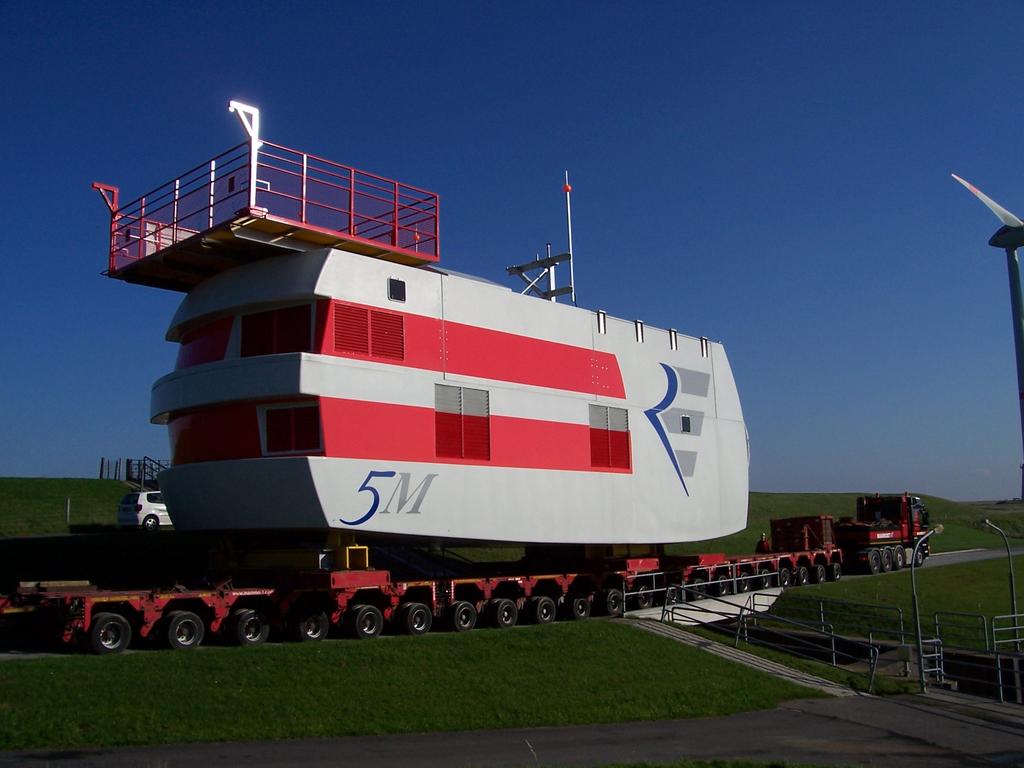 Transport of the Nacelle (Cux) Length: 19 m Width: 6 m Total Height: 6.8 m (incl. Helihoist: 8.