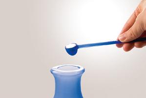 2 How to cleanse your nose with Rinse the pot and spoon with hot water prior to using the first time. 1 Put one level measuring spoon of salt in NoseBuddy (4.5 g).