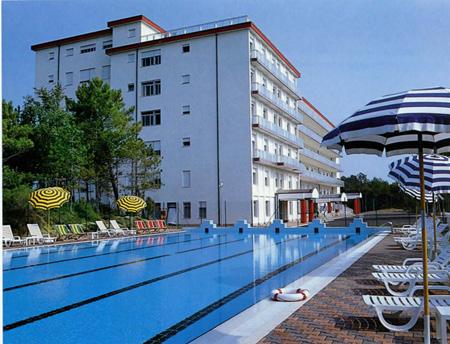 Outside the hotel there is also an outdoor pool. Prices include: Overnight price Breakfast Buffet dinner (from hour 19.00 until 22.