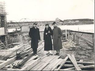 2015/24 4. att. F. Rudzītis ar sievu Grietu un brāļadēlu Andreju Ķegumā, 1939. g. 1939. gada 15. oktobrī sāk darboties Ķeguma spēkstacijas pirmais hidroagregāts.