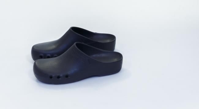 Rubber clogs Clogs should be used in combination with complete boot covers or coveralls with integrated foot sections.
