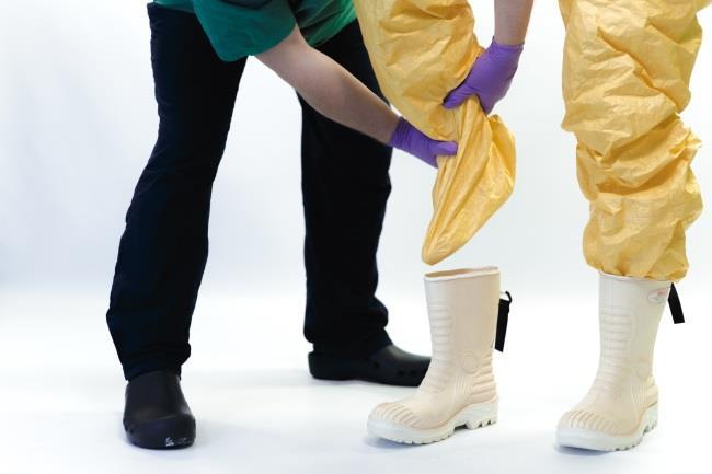 Critical aspects of the safe use of personal protective equipment TECHNICAL DOCUMENT Step 4: Foot protection Two options are possible: coveralls with or without integrated foot sections.