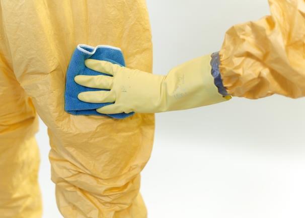 TECHNICAL DOCUMENT Critical aspects of the safe use of personal protective equipment Step 3: Removing the outer gloves PPE user alone Inspect and disinfect the outer pair of gloves and take them off.