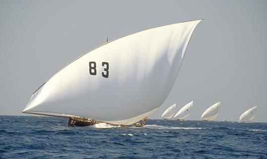 The Dhow of Racing Written and photographed by Jeff Harris What a sight! The racing dhow Sirdal outpaces four running mates as they all head for the finish line.
