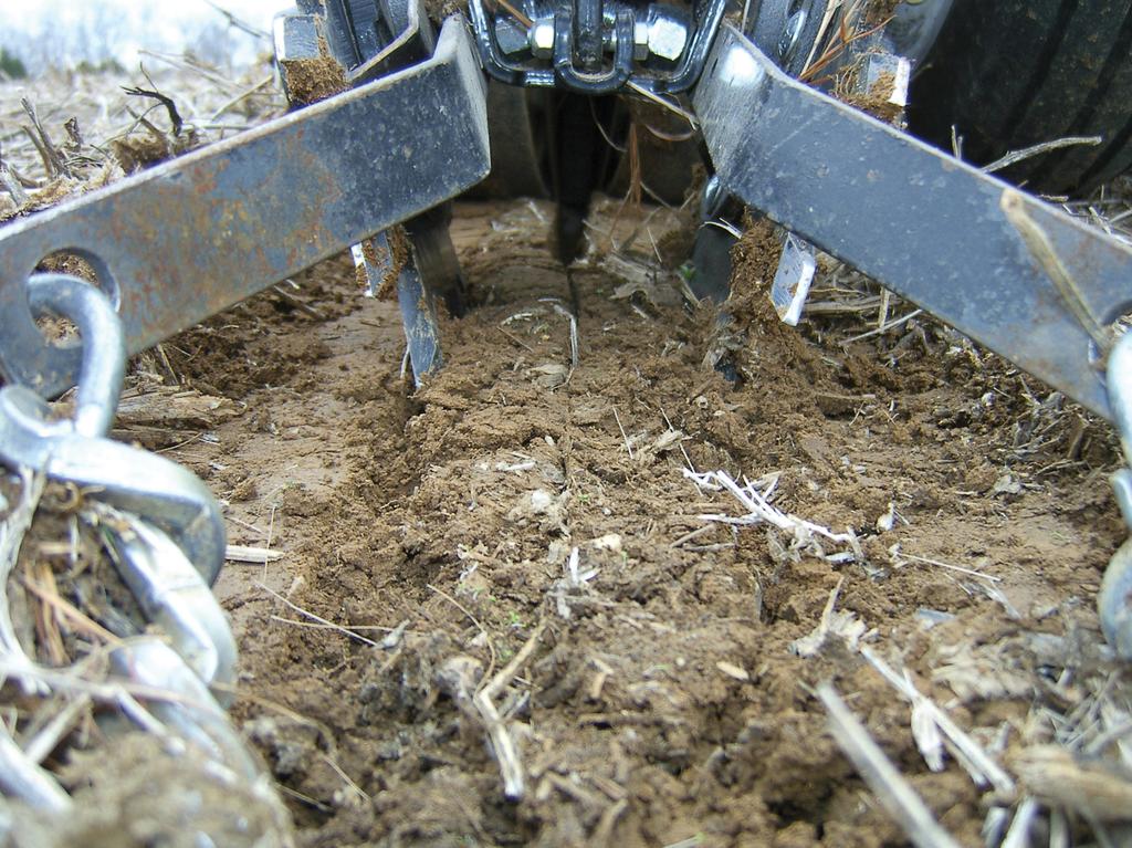 Martin Paired 13 Spading Closing Martin Spading Closing wheels move soil toward the seed at planting depth, while lifting and fracturing the surface layer to achieve compaction free closing of the