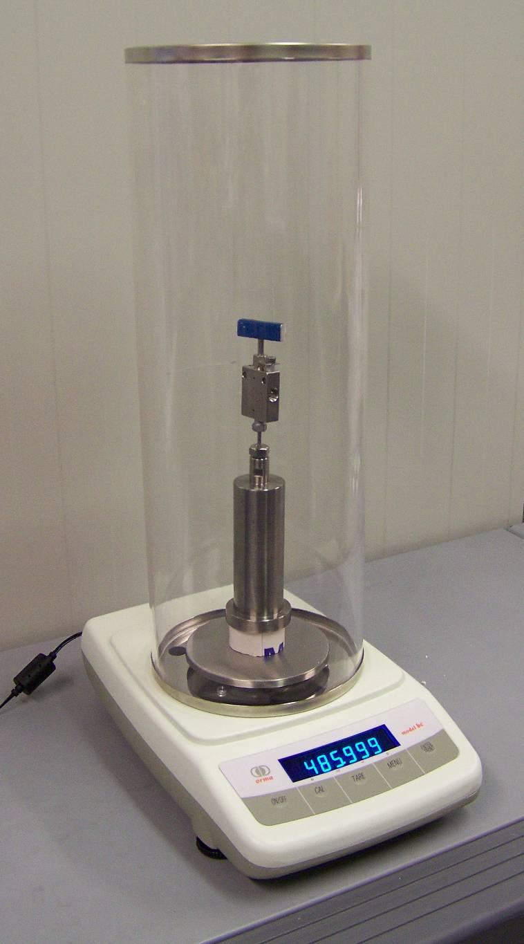 PREPARATION OF THE SAMPLE MIXTURE To precisely determine the composition of the sample mixture, the bottle is first drained by means of a vacuum pump, achieving a vacuum of about 5 Pa (absolute).