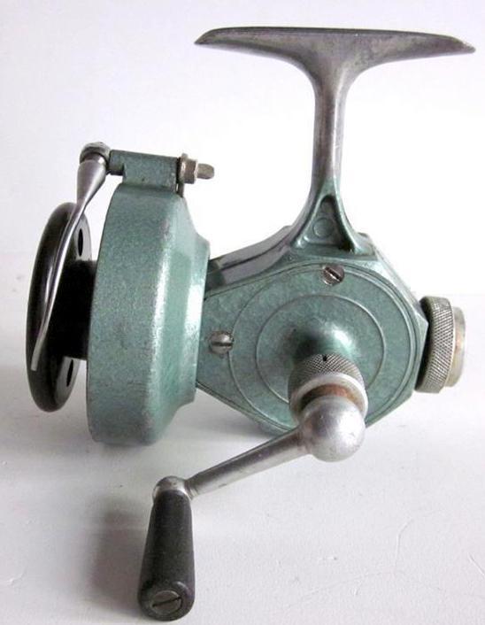 This spinning reel, the Record 500, was a sturdy reel for which the parts were made in Switzerland after which it was assembled by AB Urfabriken in Sweden.