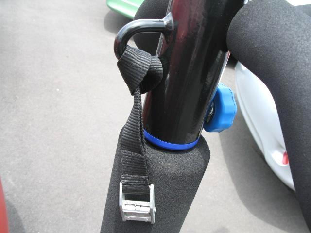 1 Loop the short strap with buckle through the top socket eye and back through itself to secure it to the rack.