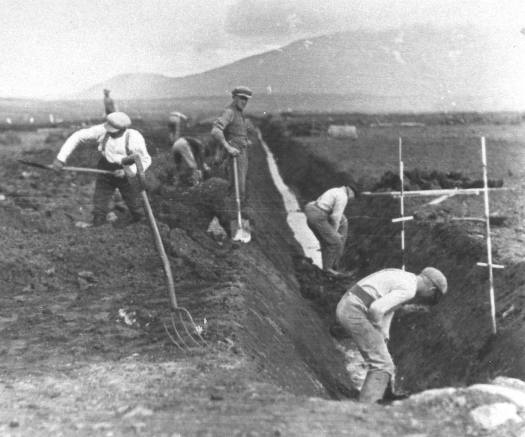 1920 CULTIVATION BEGINS Landbúnaður, mýrarnar og fólkið í landinu