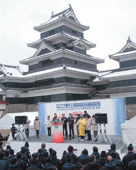 Torch Runs The Nagano Prefecture Torch Run took off on Feb. 20 from Matsumoto Castle where the Flame Unifying Ceremony was held.