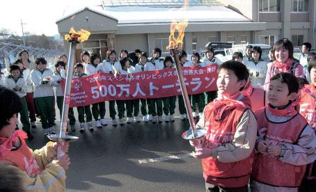 As part of the "One School, One Participant Program," pupils in Kitamaki Elementary School (Koumi Town) took part in the 5 Million Persons Torch Run.