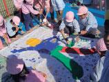During the Art Flag events, a variety of human poses were drawn on sheets and then painted on freely.