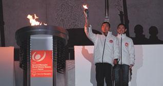 Under the theme of The Wings of Courage, glamorous performances were unfurled using the whole arena. Special Olympics Torch Flame of Hope lit on to the cauldron by a Special Olympics athlete.