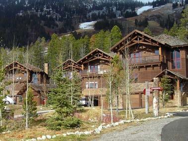 All lodging alternatives take advantage of mountain and valley views, and provide convenient access to both the alpine and Nordic skiing facilities.