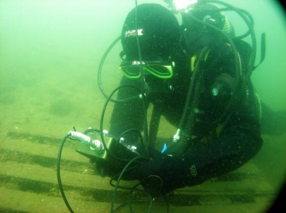 done by two persons. One diver operated the satellite receiver under the water while the other secured the safety of the experiment conducted and prepared the photographic documentation.