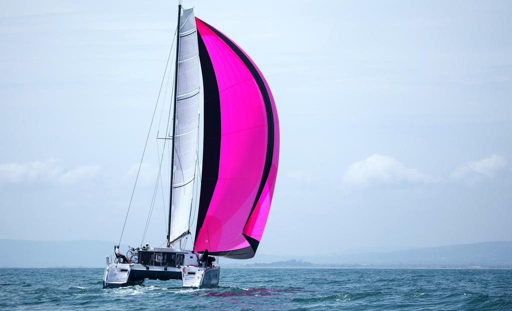 < CARBON ROATING MAST PERFORMANCE AND SAFETY INNOVATIONS Outremer 4X