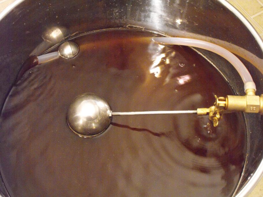 Fig. 4 Fig. 5 Float adjustment thumb screw Tip: We do recommend that you periodically rake the top 1/3 of the mash during lauter about every 15 min to maintain a smooth efficient lauter process.