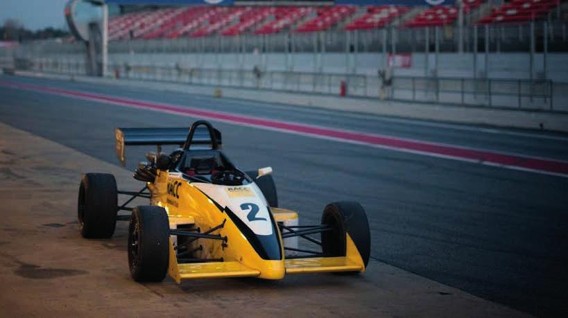 Formula Renault Driving (2 laps of 10 min.) THE FIRST STEP TO FORMULA 1 The F3 class is one of the preludes to FORMULA 1.
