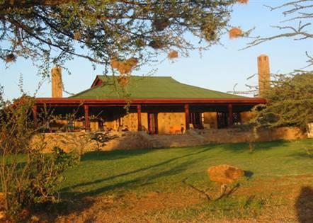 In between the active experience one might choose to relax by the large swimming pool, play croquet or just admire the stunning scenery of Laikipia and the snowcapped peaks of