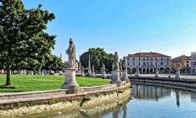 This is the city which helped a famous architect of the middle Ages, Palladio, to gain worldwide fame. Many of his villas and palaces still dominate the city.